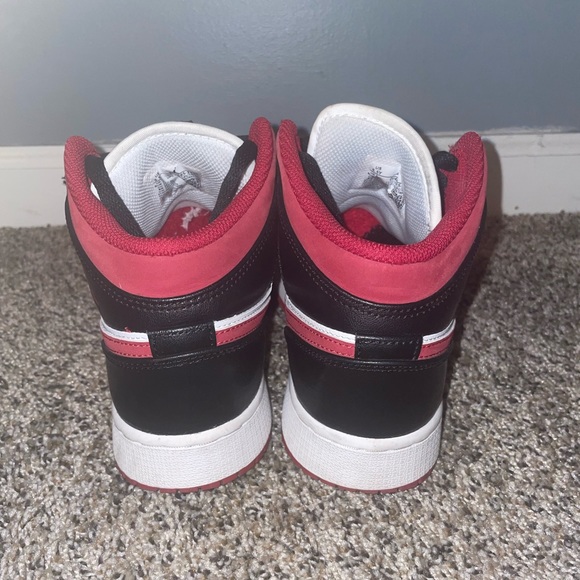 Air Jordan 1 Mid GS ‘Black Fire Red’ - Picture 4 of 5